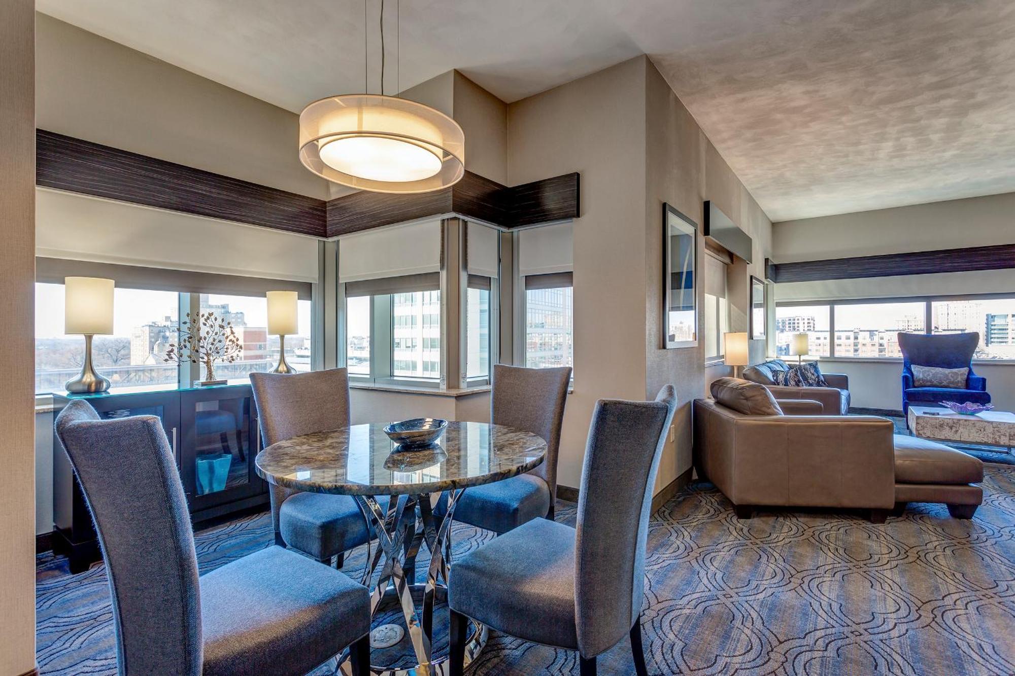 Doubletree By Hilton St. Louis Forest Park Bagian luar foto
